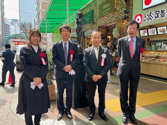 左からキムさん、李総領事、久利理事長、久元神戸市長