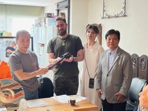 ブラヴァ（bulawa）を手にする久利さん