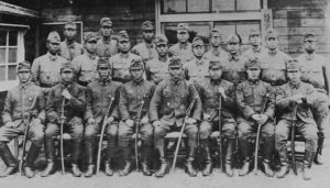 伊舎堂用久中佐と隊員