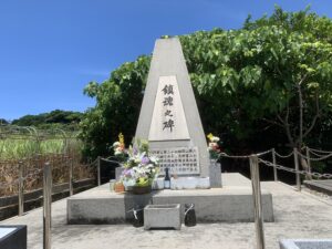 糸洲の壕　鎮魂の碑
